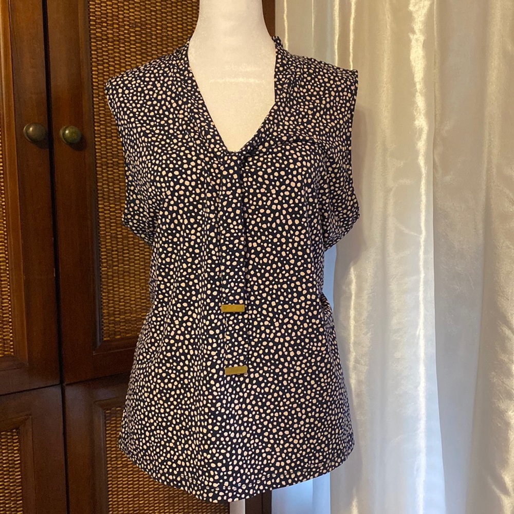 Sleeveless V-neck dress blouse